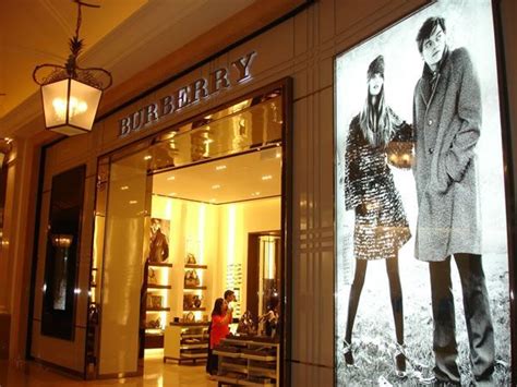 glass door burberry